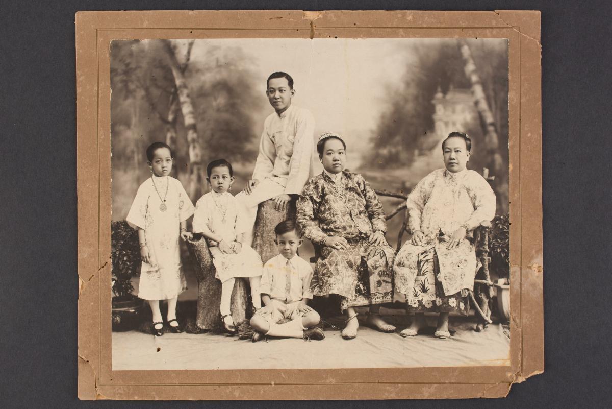 Studiophoto Peranakan Family